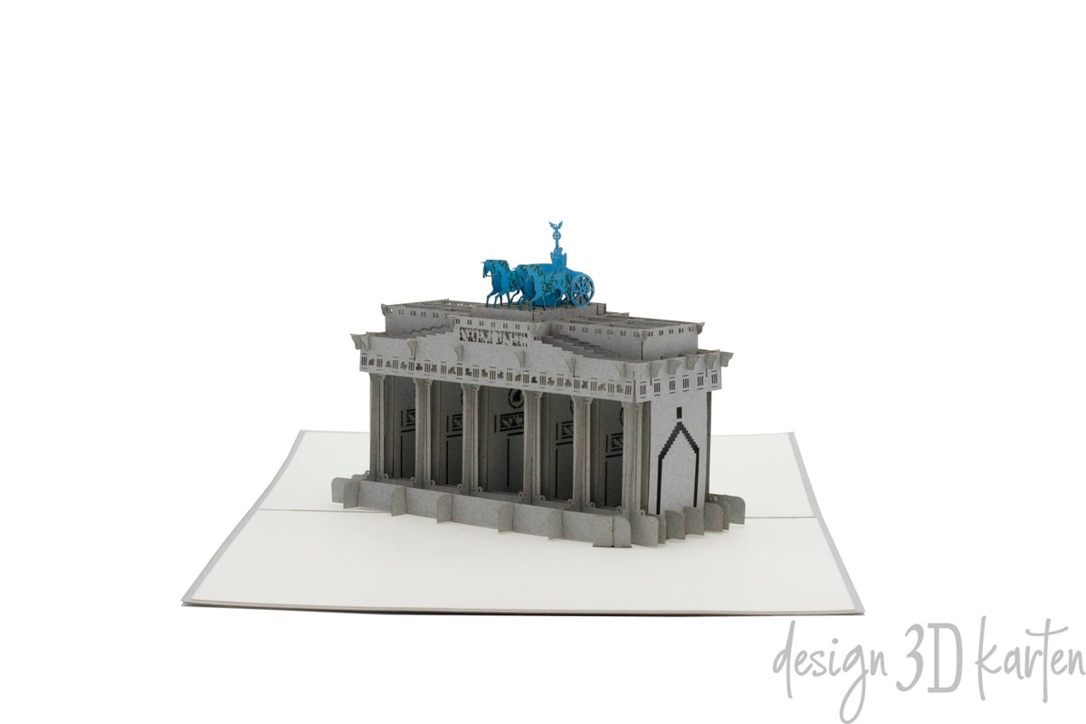Aufgeklappte Pop-up-Karte mit dem Brandenburger Tor und der Quadriga aus Papier, seitlich fotografiert.