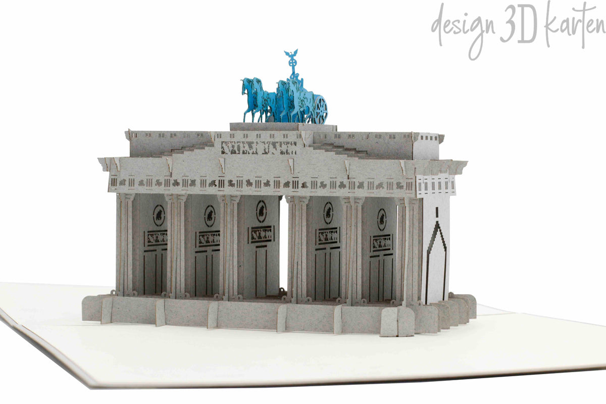 Nahaufnahme der aufgeklappten Pop-up-Karte mit dem Brandenburger Tor und der blauen Quadriga.