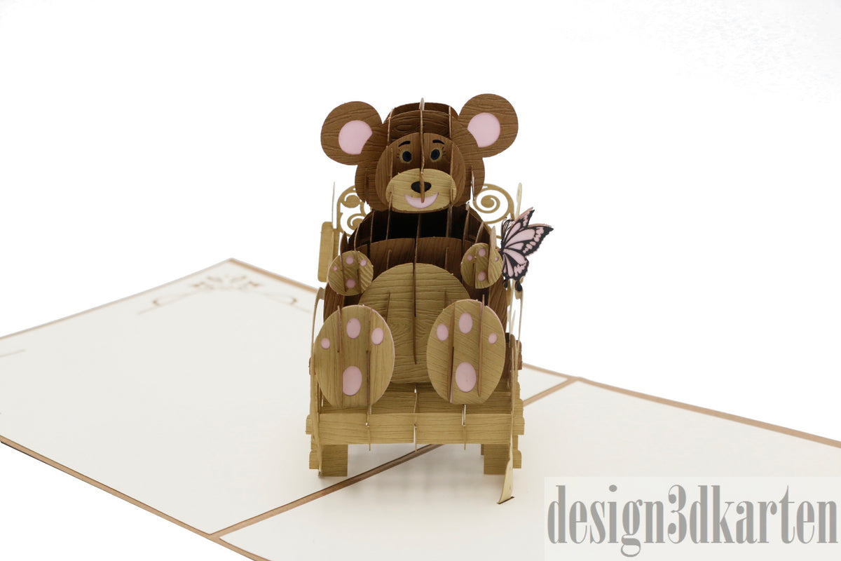 Nahaufnahme der aufgeklappten Pop-up-Karte mit Teddybär im Schaukelstuhl und einem Schmetterling.