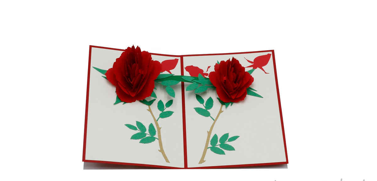 Aufgeklappte Pop-up-Karte mit rotem Rand und zwei roten Rosen mit grünen Blättern.