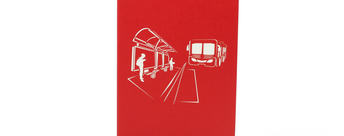 Rote Kartenvorderseite mit einem Bus an einer Haltestelle als Scherenschnitt.