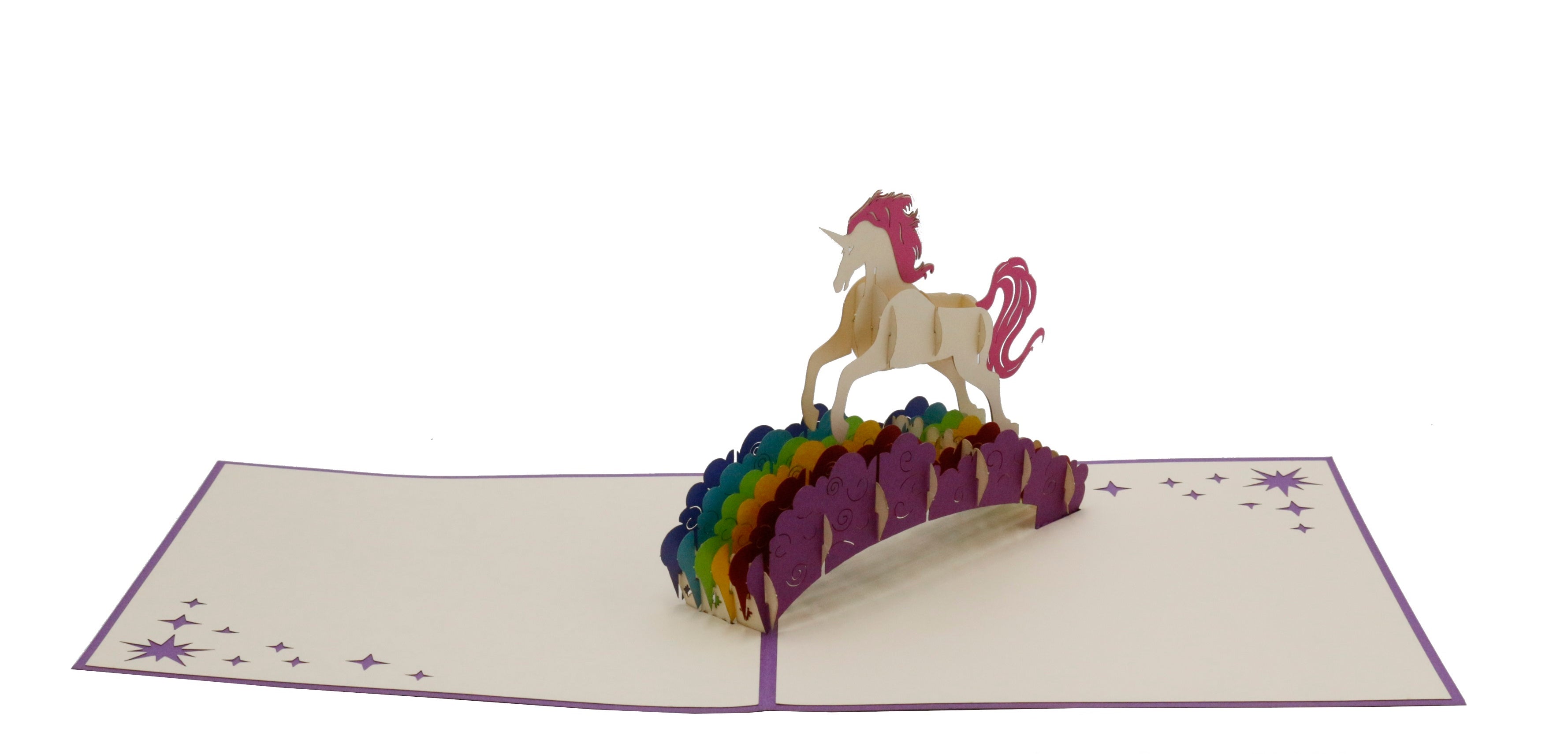 Aufgeklappte Pop-up-Karte mit Einhorn auf einer Regenbogenbrücke, schräg von der Seite fotografiert.