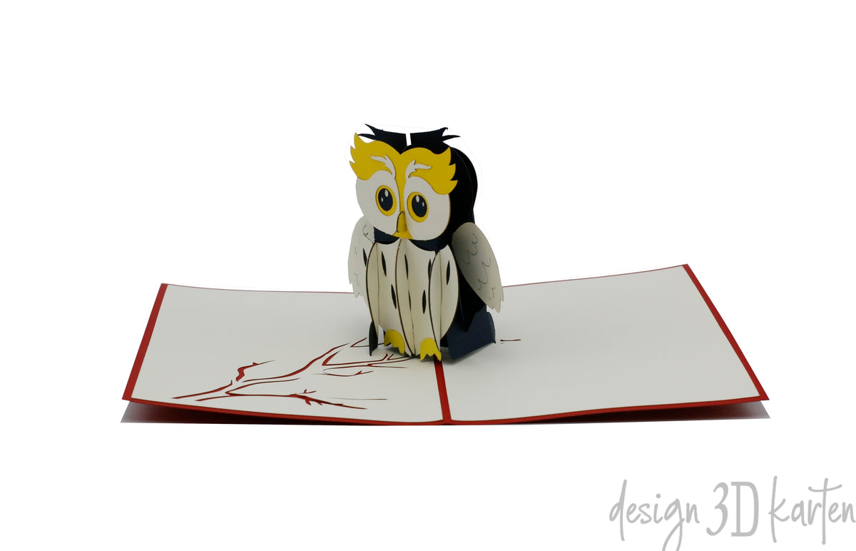 Aufgeklappte Pop-up-Karte mit einer Eule aus Papier, schräg von der Seite fotografiert.