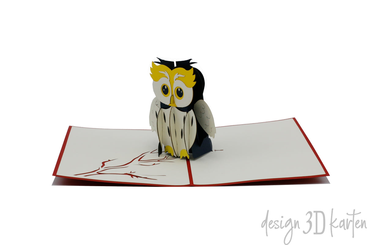 Aufgeklappte Pop-up-Karte mit einer Eule aus Papier, schräg von der Seite fotografiert.