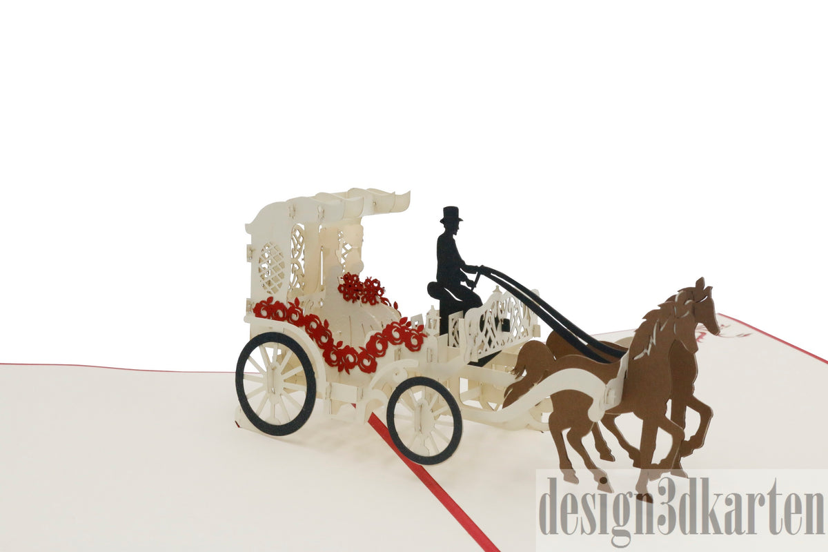 Nahaufnahme der aufgeklappten Pop-up-Karte mit Hochzeitskutsche, Kutscher und zwei Pferden aus Papier.