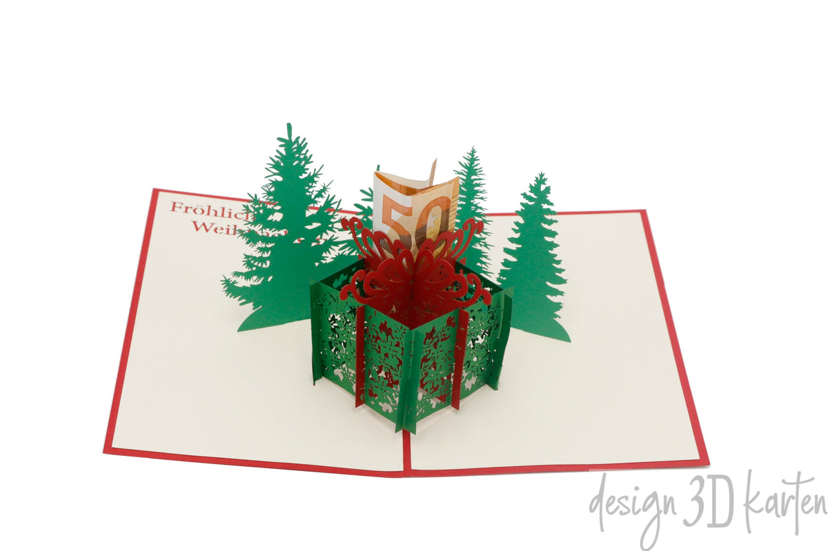 Nahaufnahme der aufgeklappten Pop-up-Karte mit Geschenkbox, Kerze und Tannenbäumen.