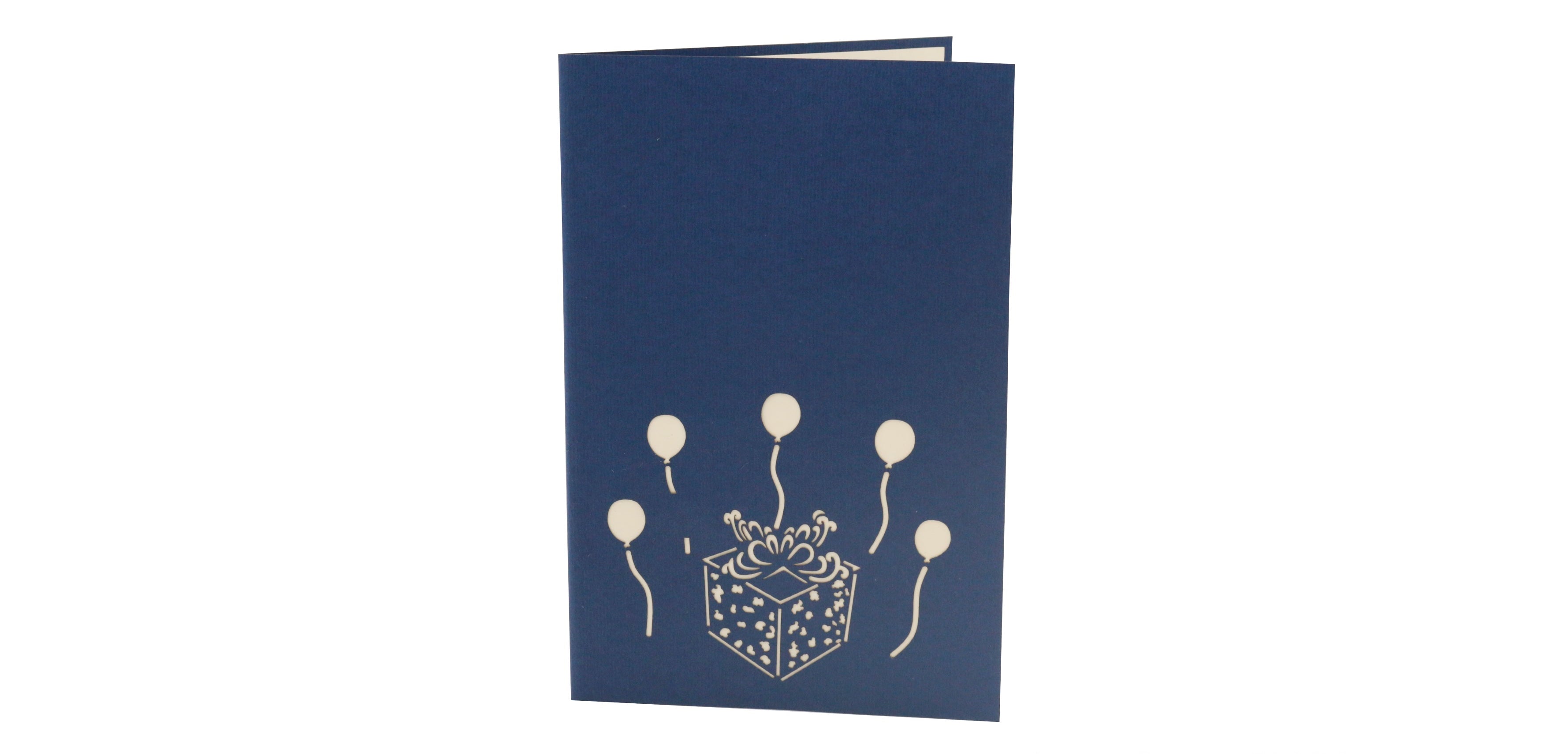 Dunkelblaue Kartenvorderseite mit einem Geschenkpaket und Luftballons als Scherenschnitt.