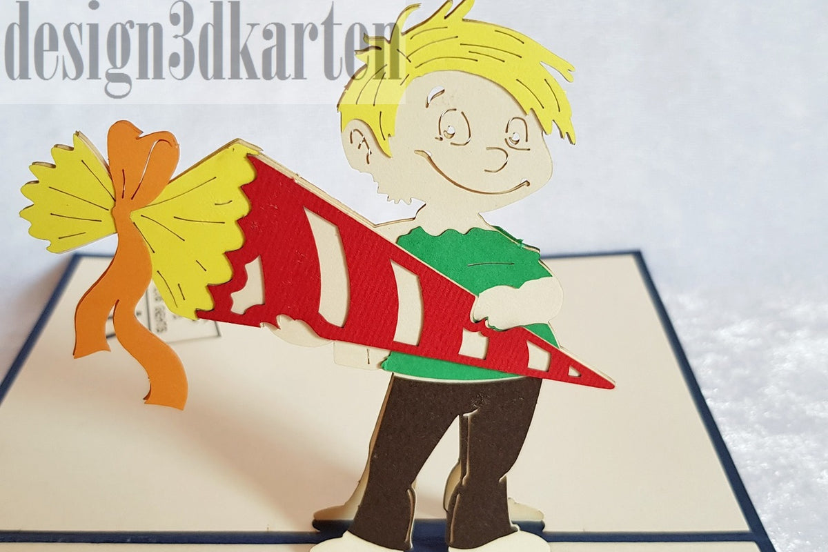 Nahaufnahme der aufgeklappten Pop-up-Karte mit einem Jungen, der eine rot-weiße Schultüte hält.