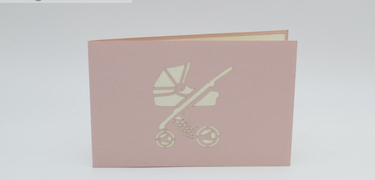 Rosa Kartenvorderseite mit einem Kinderwagen als Scherenschnitt.