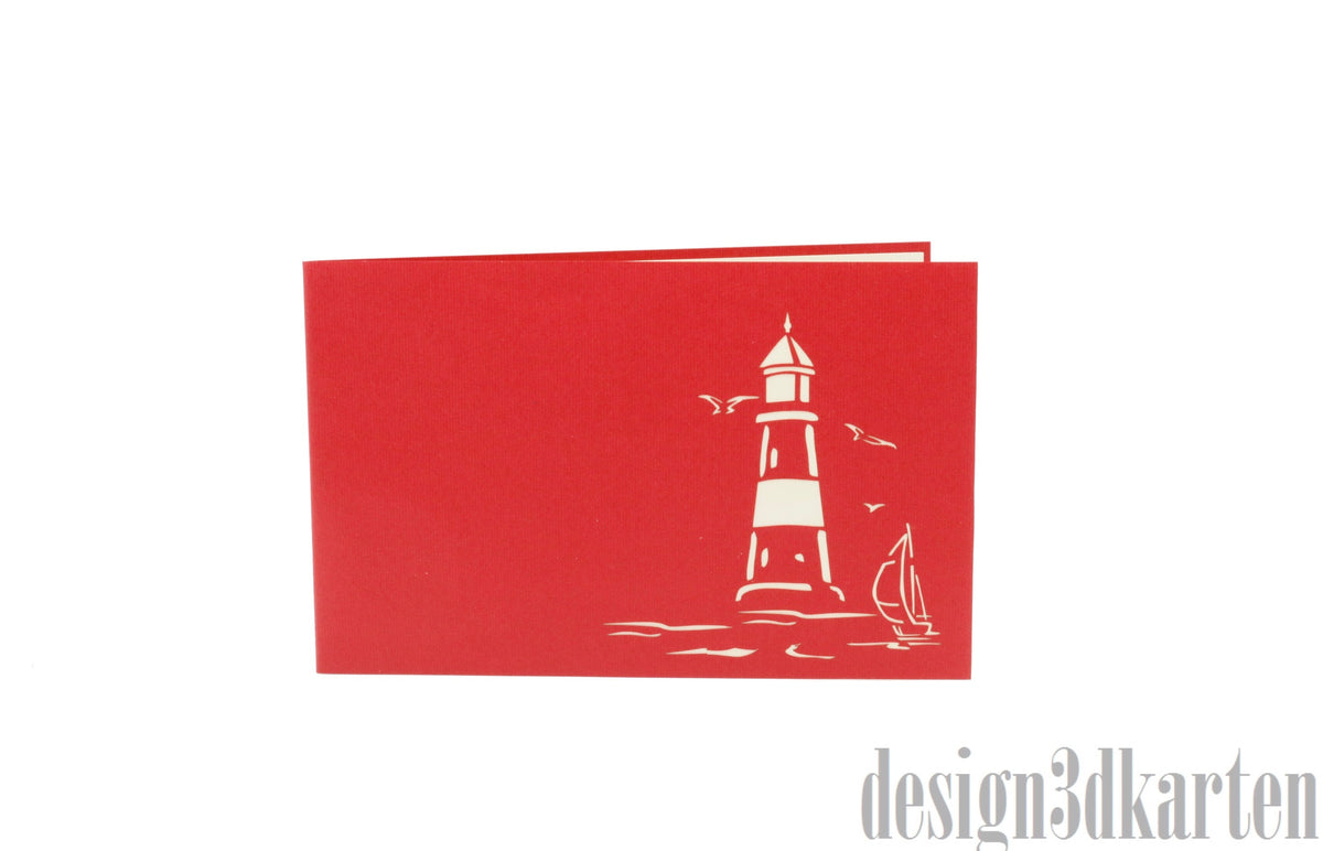 Rote Kartenvorderseite mit einem Leuchtturm, Möwen und Segelboot als Scherenschnitt.