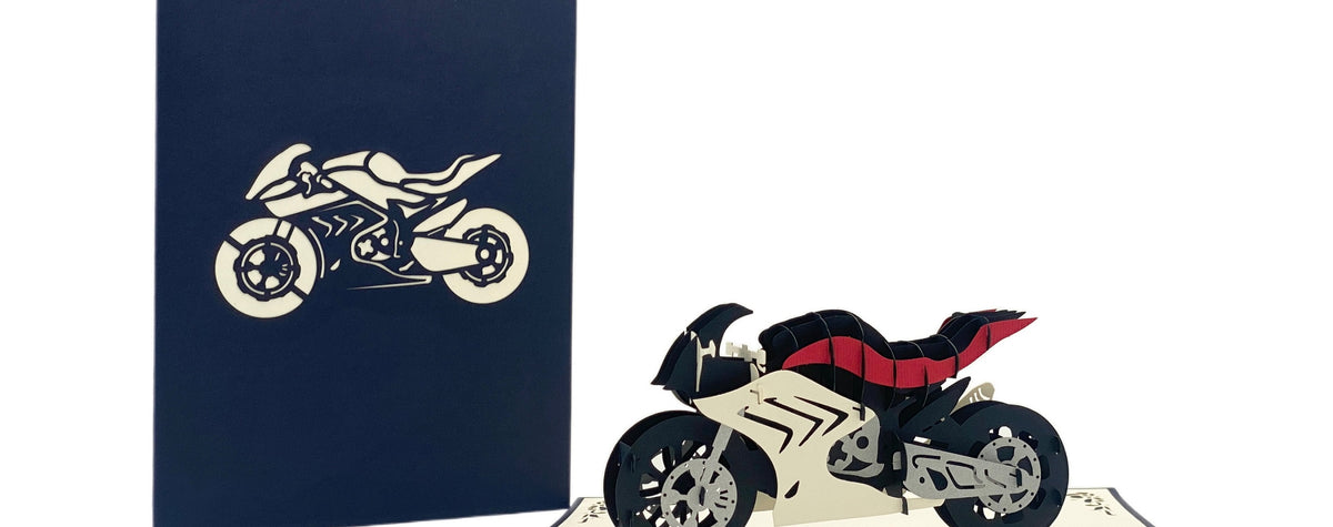 Aufgeklappte Pop-up-Karte mit Rennmaschine, daneben die dunkelblaue Kartenvorderseite mit Motorrad-Scherenschnitt.