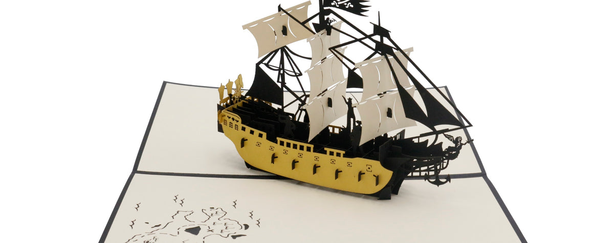 Aufgeklappte Pop-up-Karte mit einem Piratenschiff mit schwarzen Segeln und Totenkopfflagge, auf der Kartenfläche eine Schatzkarte.