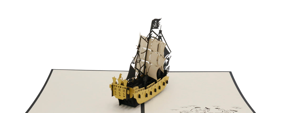 Aufgeklappte Pop-up-Karte mit Piratenschiff, schräg von oben fotografiert.