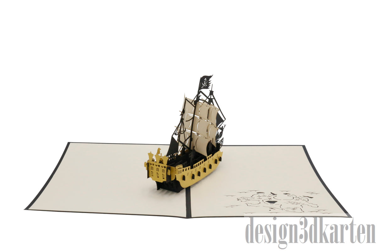 Aufgeklappte Pop-up-Karte mit Piratenschiff, schräg von oben fotografiert.
