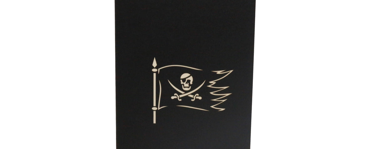Schwarze Kartenvorderseite mit Piratenflagge, Säbel und Totenkopf als Scherenschnitt.