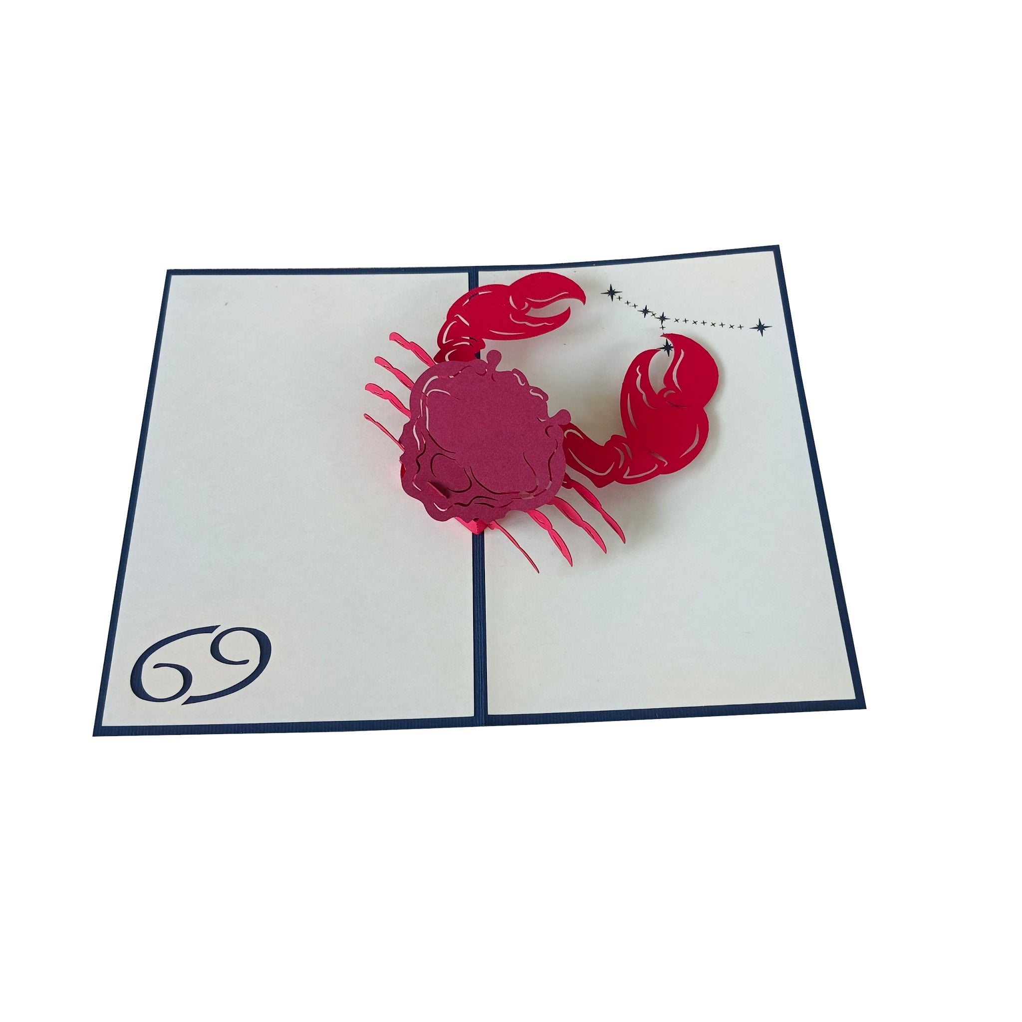 Aufgeklappte Pop-up-Karte mit dunkelblauem Rand und einem pinken Krebs, daneben das Symbol und das Sternbild Krebs.