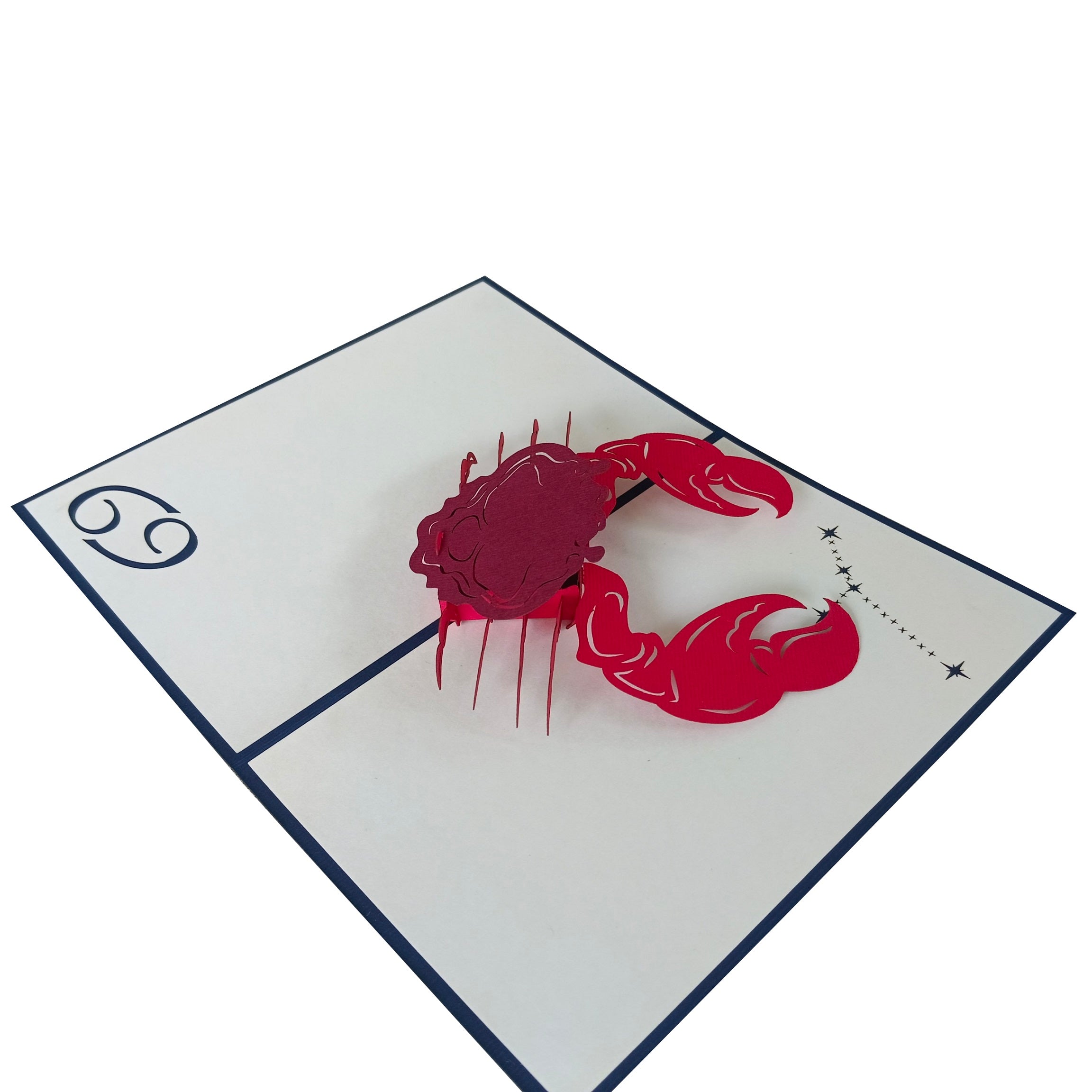 Aufgeklappte Pop-up-Karte mit pinkem Krebs aus Papier, schräg von der Seite fotografiert.