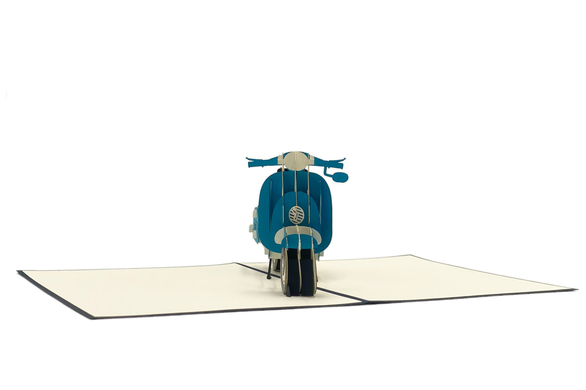 Aufgeklappte Pop-up-Karte mit blauer Vespa, frontal von hinten fotografiert.