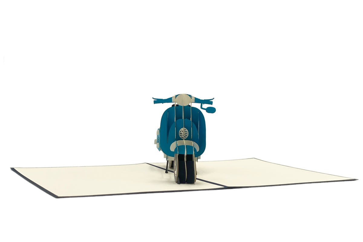Aufgeklappte Pop-up-Karte mit blauer Vespa, frontal von hinten fotografiert.