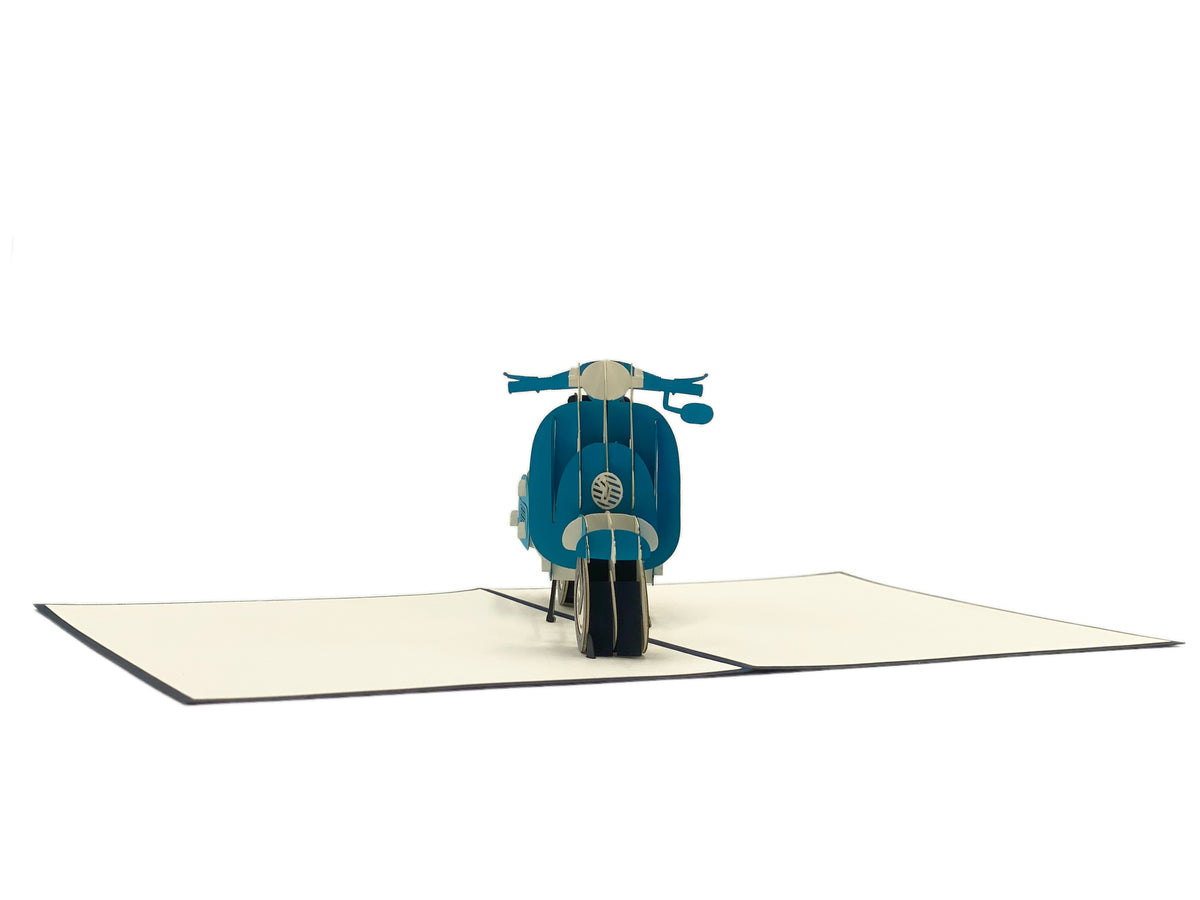 Aufgeklappte Pop-up-Karte mit blauer Vespa, frontal von hinten fotografiert.