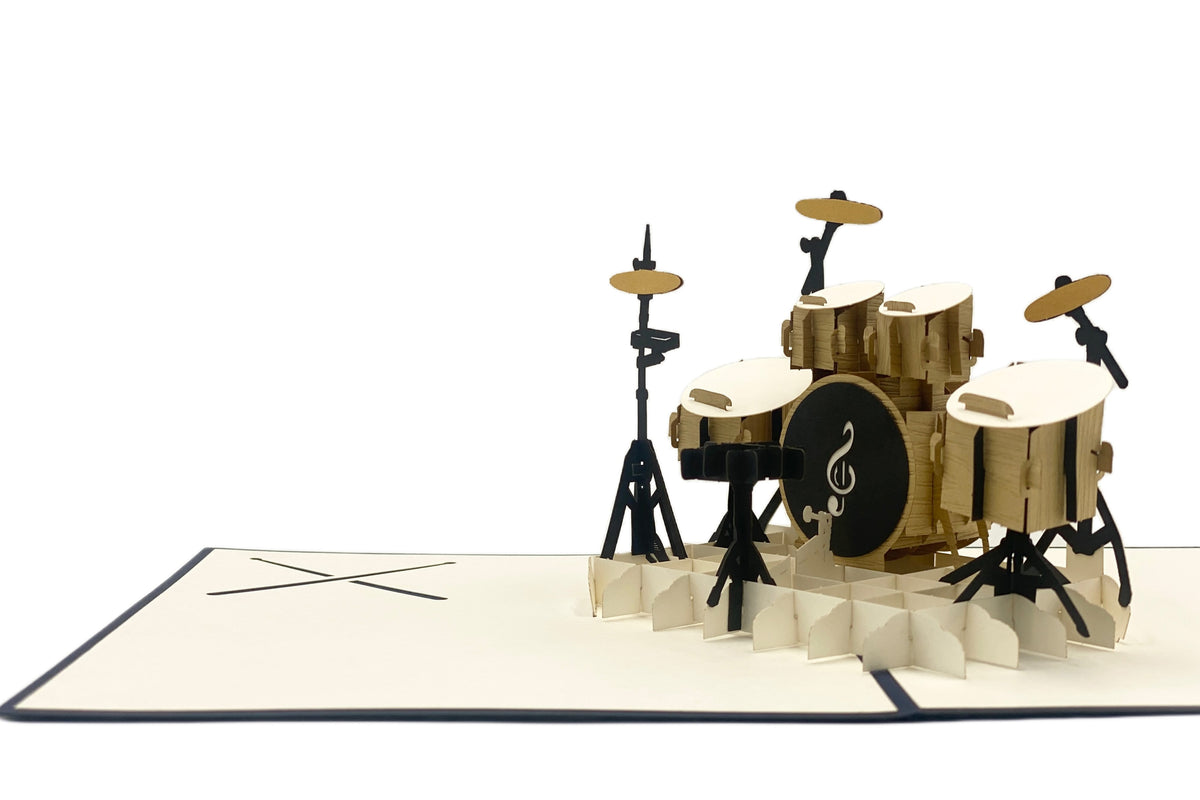 Nahaufnahme der aufgeklappten Pop-up-Karte mit Schlagzeug, Becken und Bassdrum aus Papier.