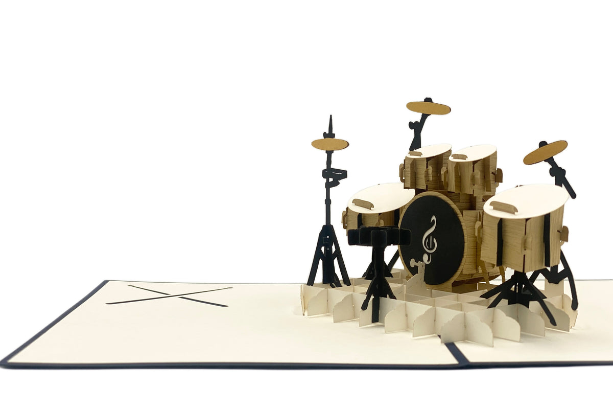 Nahaufnahme der aufgeklappten Pop-up-Karte mit Schlagzeug, Becken und Bassdrum aus Papier.
