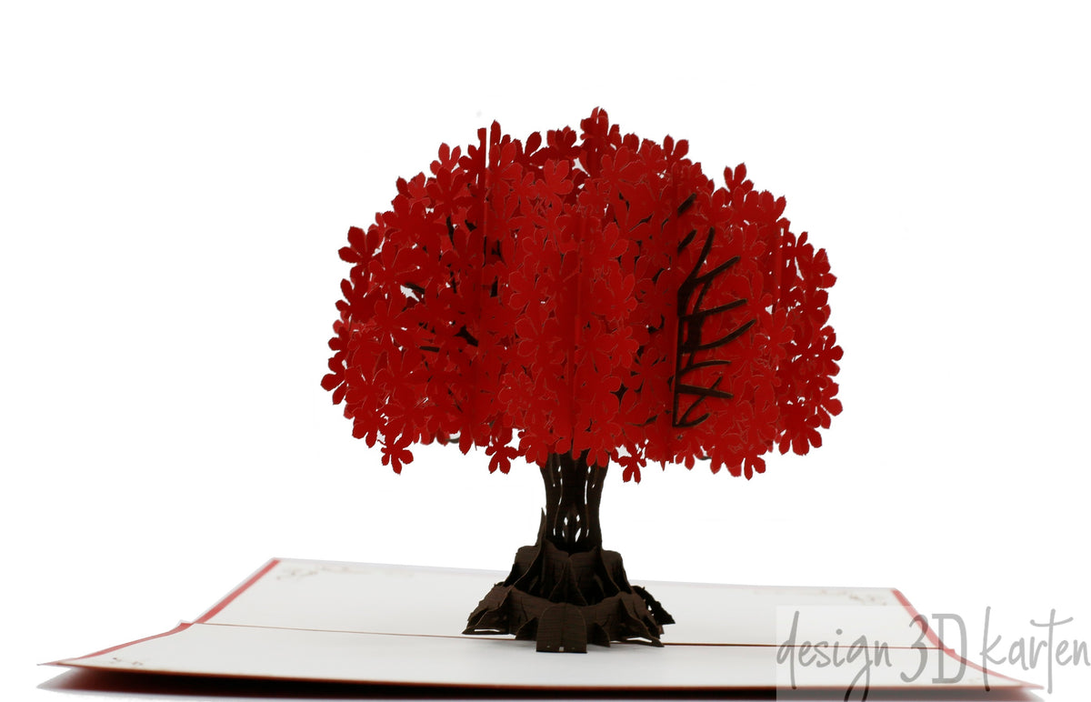 Nahaufnahme der aufgeklappten Pop-up-Karte mit einem detailreichen Baum mit roten Blättern.