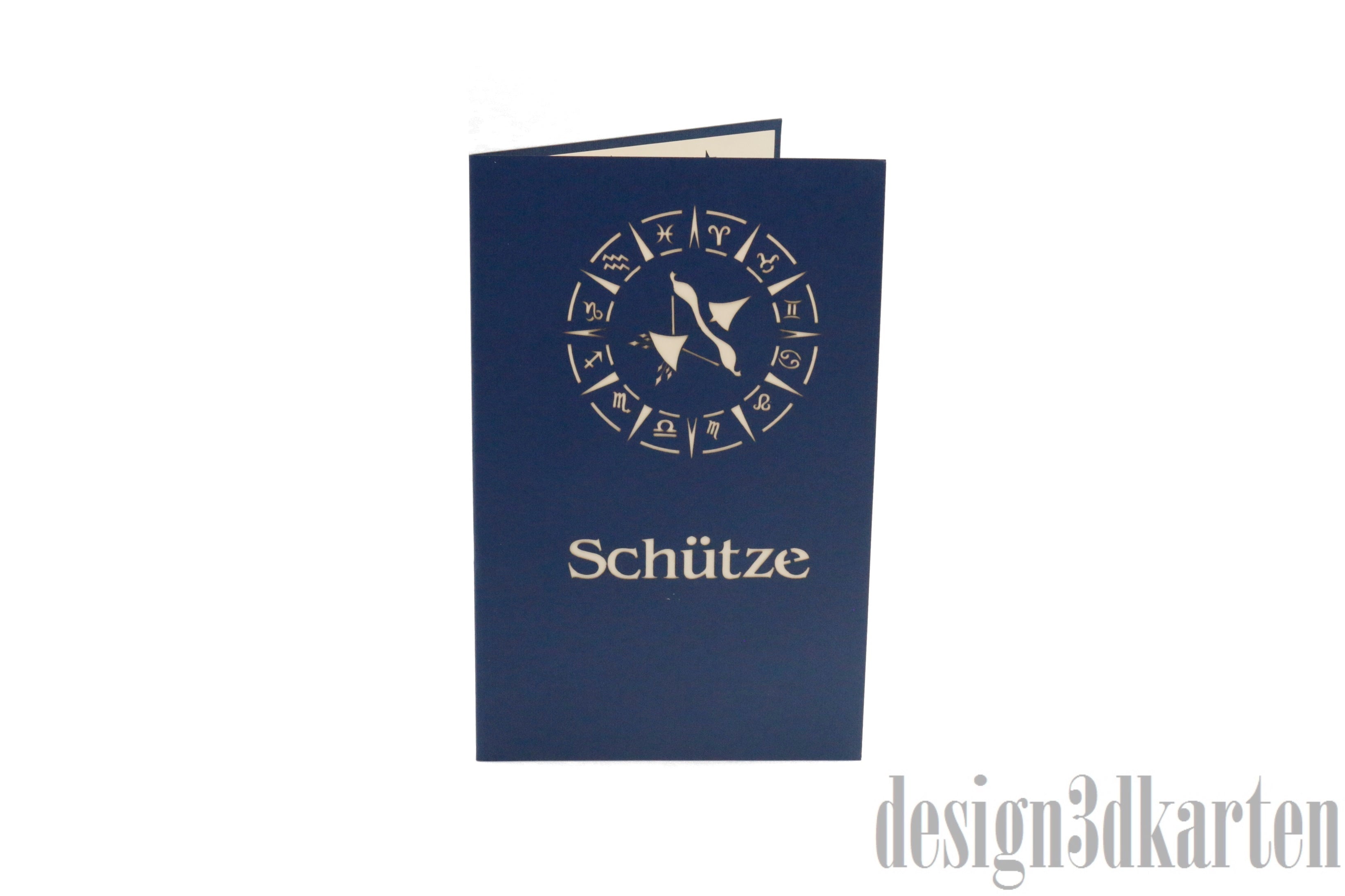 Dunkelblaue Kartenvorderseite mit Tierkreiszeichen und dem Schriftzug Schütze als Scherenschnitt.