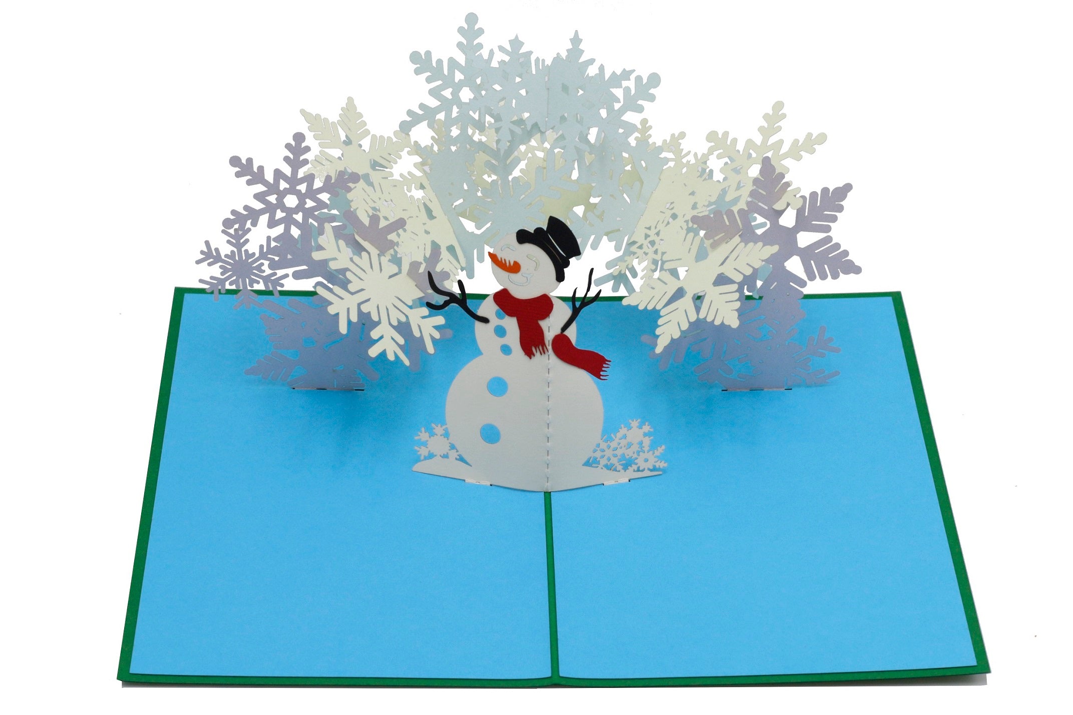 Nahaufnahme der aufgeklappten Pop-up-Karte mit einem Schneemann mit Zylinder und rotem Schal zwischen Schneeflocken.