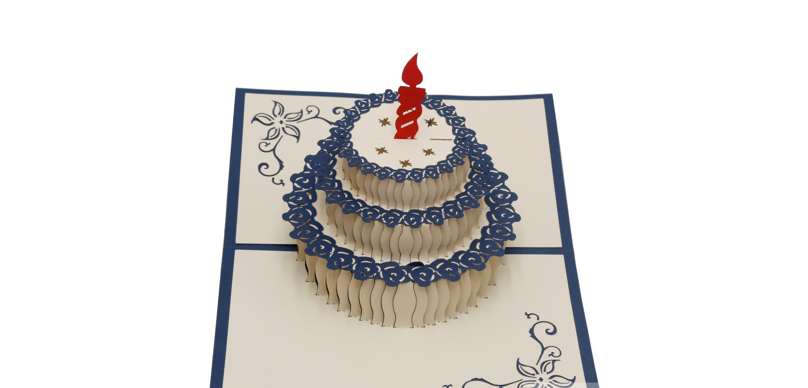 Aufgeklappte Pop-up-Karte mit blauem Rand und einer Torte mit roter Kerze und blauem Spitzendekor.