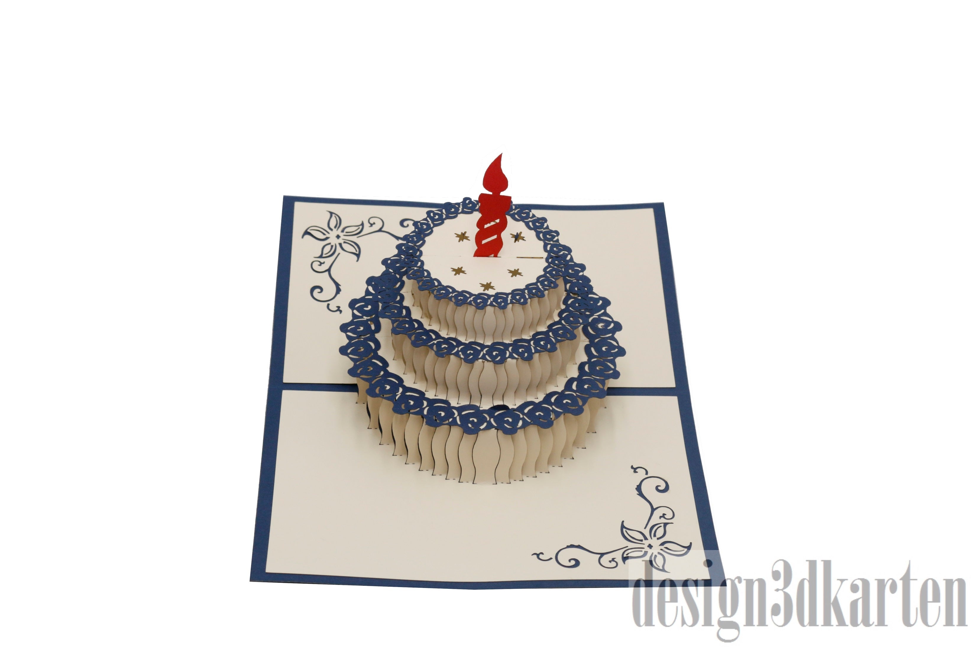 Aufgeklappte Pop-up-Karte mit blauem Rand und einer Torte mit roter Kerze und blauem Spitzendekor.