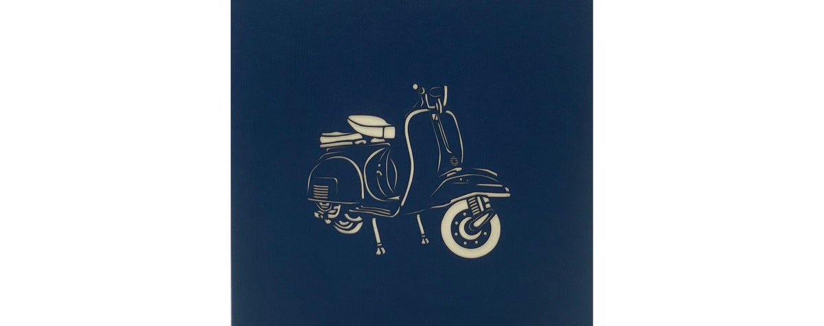 Dunkelblaue Kartenvorderseite mit einer Vespa als Scherenschnitt.