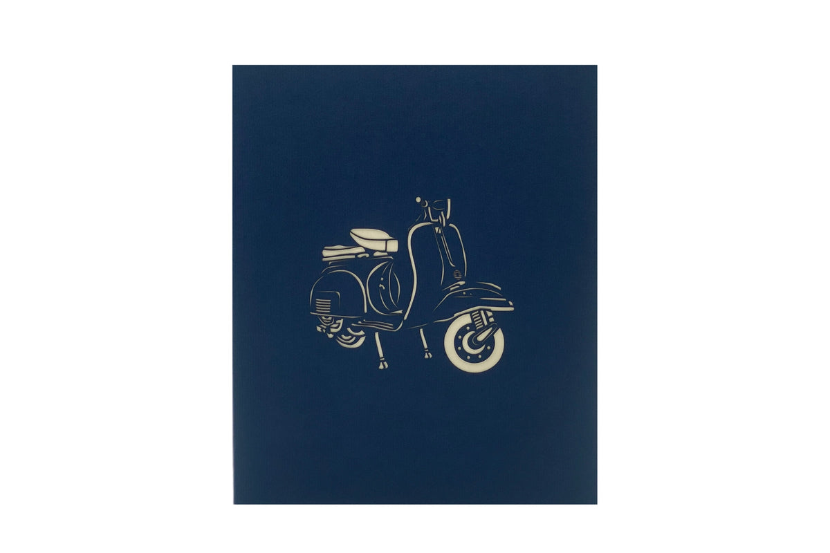 Dunkelblaue Kartenvorderseite mit einer Vespa als Scherenschnitt.