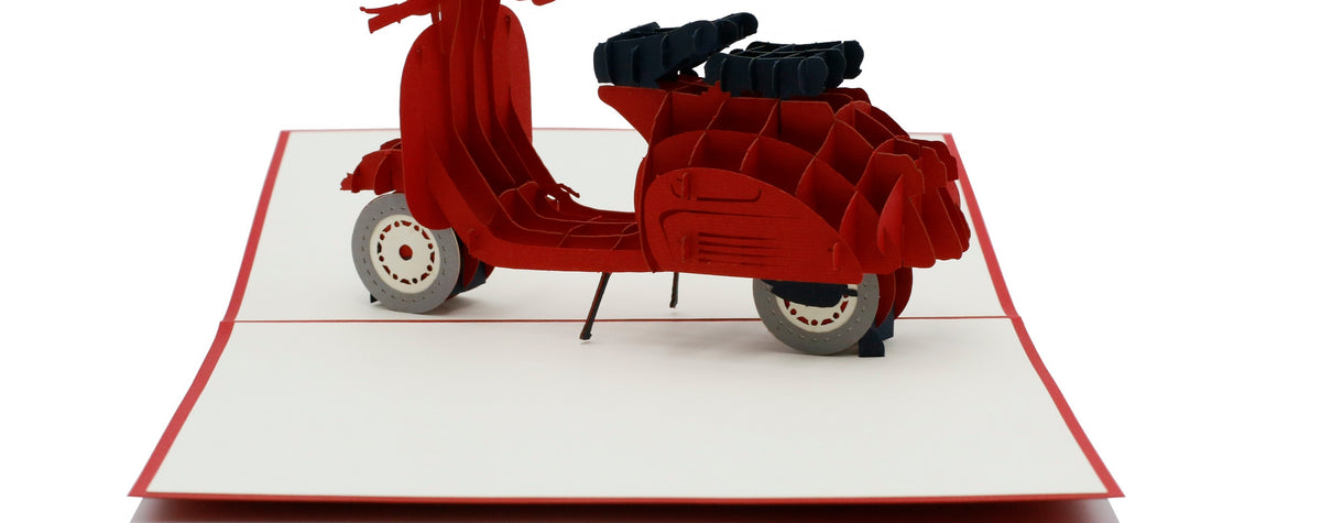 Nahaufnahme der aufgeklappten Pop-up-Karte mit einer roten Vespa auf rotem Rand.