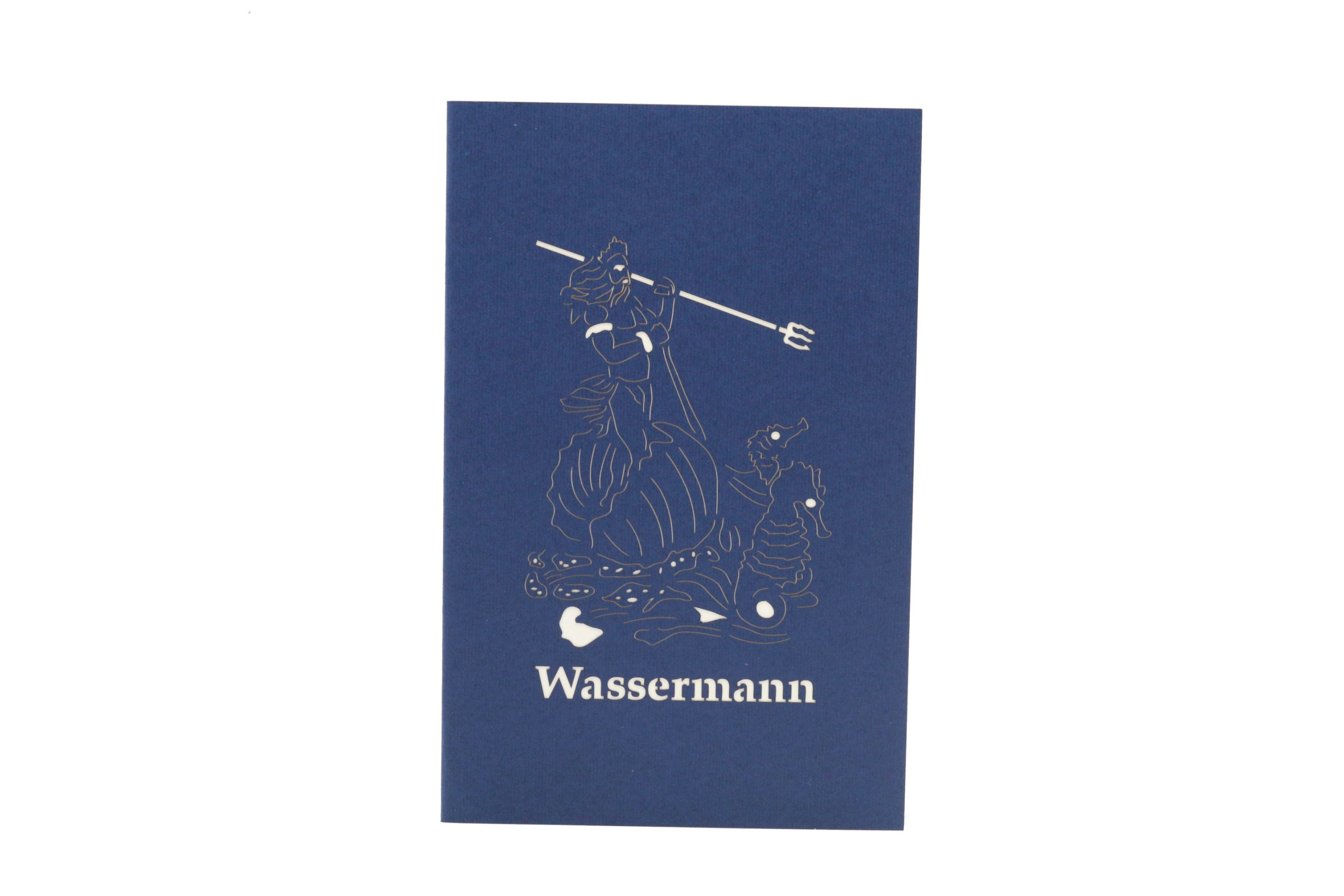 Dunkelblaue Kartenvorderseite mit dem Sternzeichen Wassermann als Scherenschnitt und dem Schriftzug Wassermann.