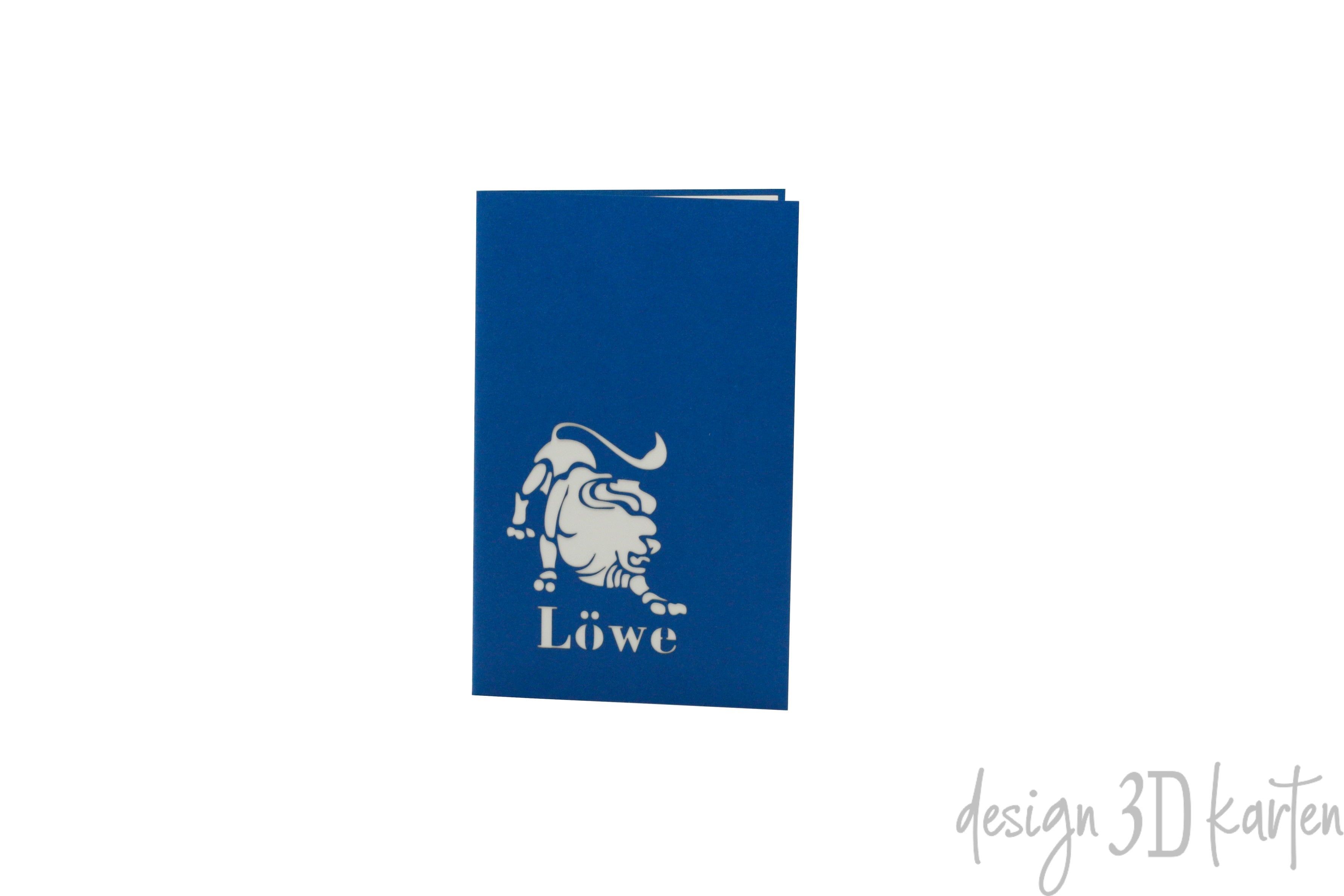 Dunkelblaue Kartenvorderseite mit dem Sternzeichen Löwe als Scherenschnitt und dem Schriftzug Löwe.