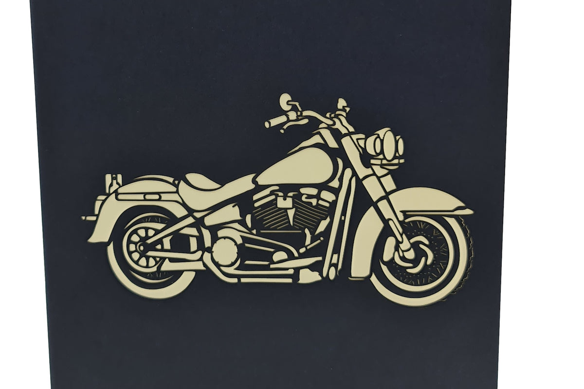 Dunkelblaue Kartenvorderseite mit einem Chopper-Motorrad als Scherenschnitt.
