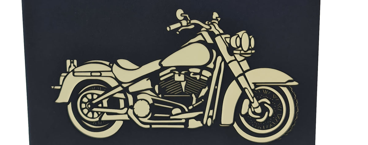 Dunkelblaue Kartenvorderseite mit einem Chopper-Motorrad als Scherenschnitt.