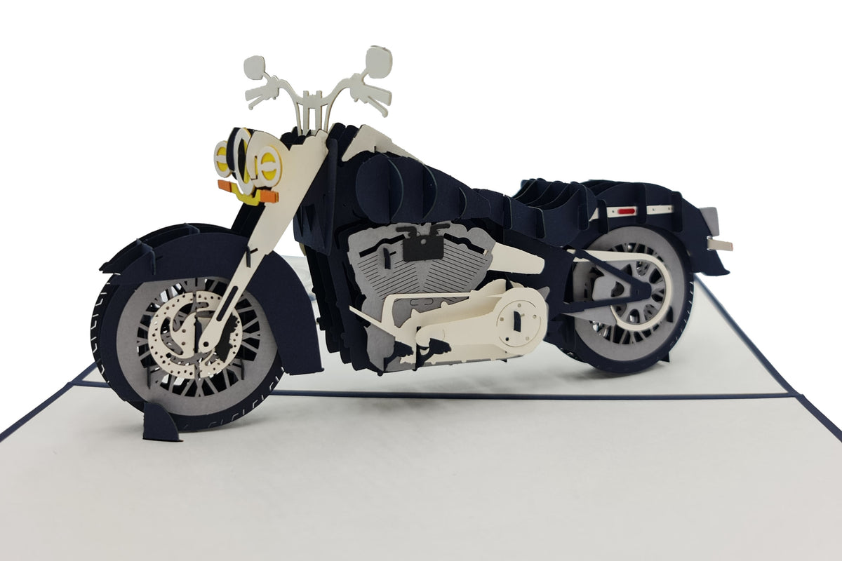 Nahaufnahme der aufgeklappten Pop-up-Karte mit einem detailreichen Chopper-Motorrad.