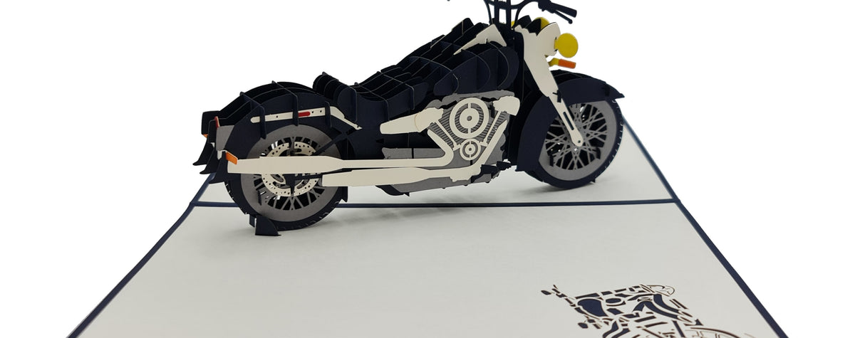 Aufgeklappte Pop-up-Karte mit einem Chopper-Motorrad, schräg von der Seite fotografiert.