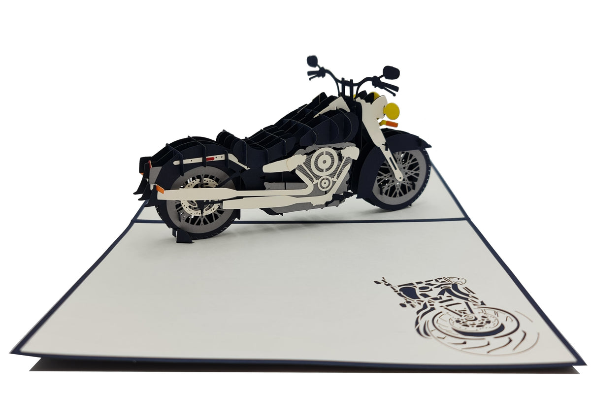 Aufgeklappte Pop-up-Karte mit einem Chopper-Motorrad, schräg von der Seite fotografiert.