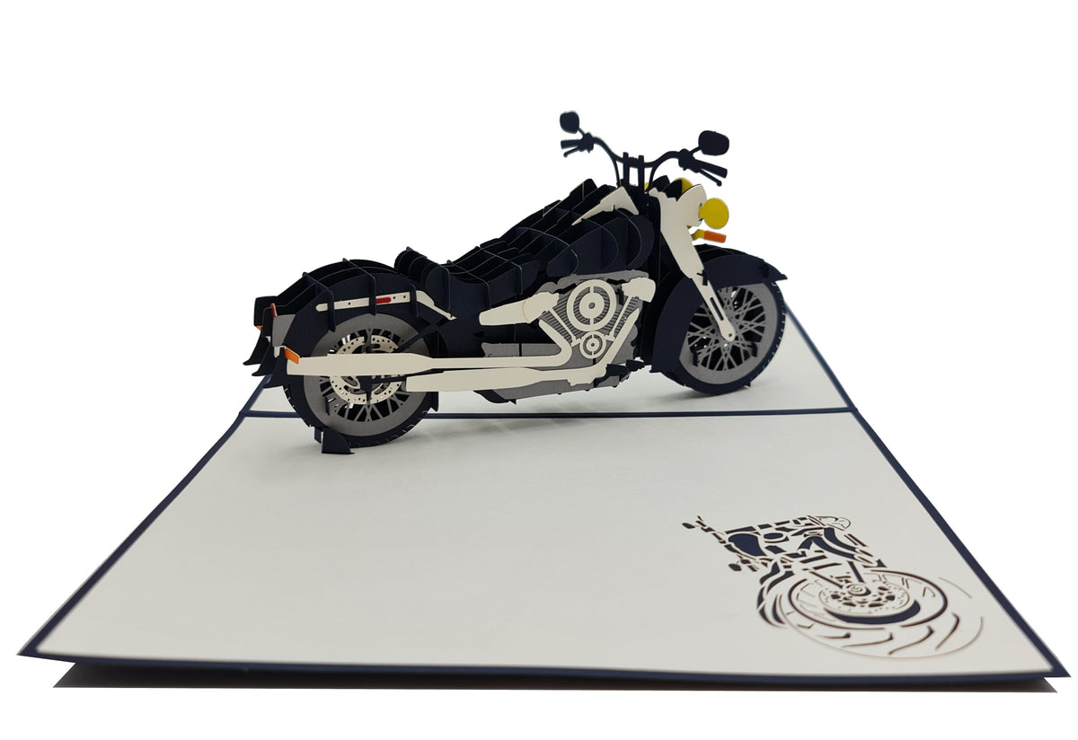 Aufgeklappte Pop-up-Karte mit einem Chopper-Motorrad, schräg von der Seite fotografiert.
