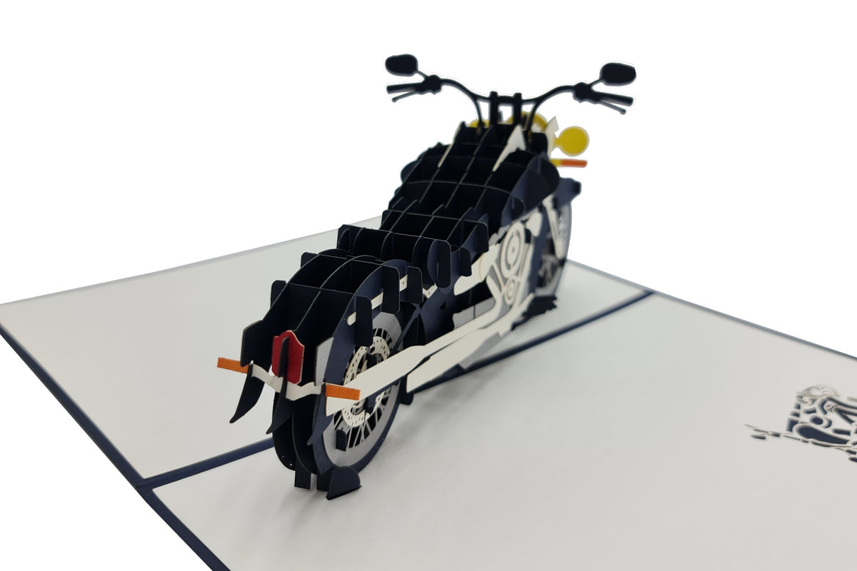 Aufgeklappte Pop-up-Karte mit Chopper-Motorrad, von schräg vorne fotografiert.