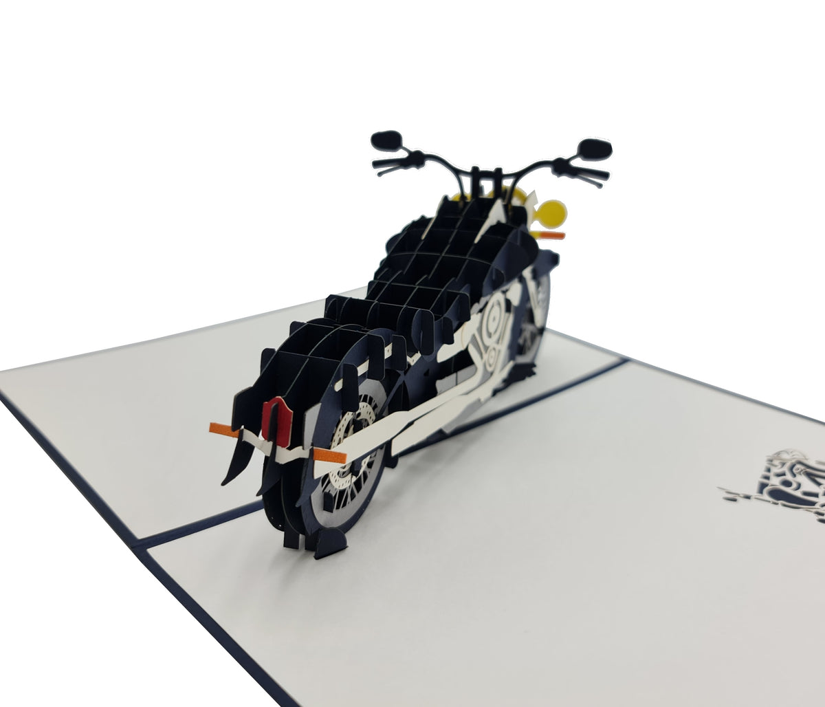 Aufgeklappte Pop-up-Karte mit Chopper-Motorrad, von schräg vorne fotografiert.