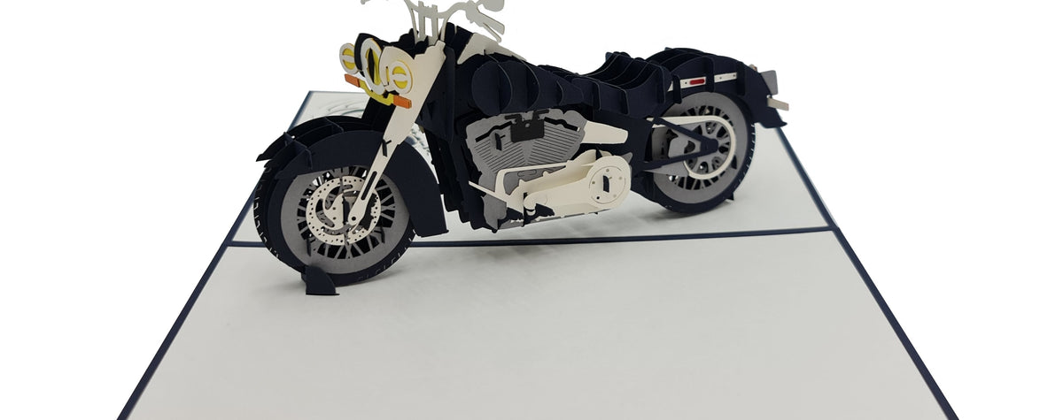 Aufgeklappte Pop-up-Karte mit einem schwarz-cremefarbenen Chopper-Motorrad aus Papier.