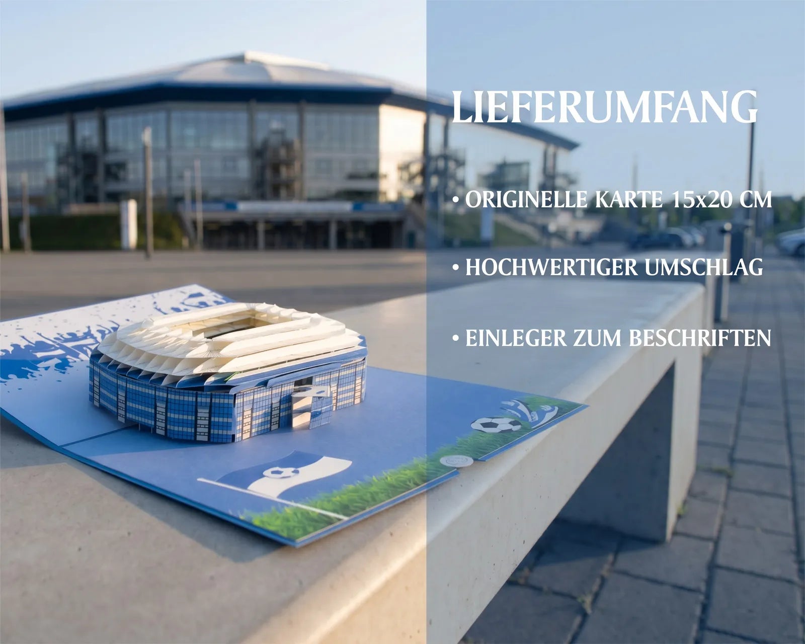 Die Lieferung umfasst eine pop up karte mit stadion motiv, einen hochwertigen Umschlag und einen beschriftbaren Einleger in ansprechendem Design. Im Hintergrund ist ein Stadion zu sehen.