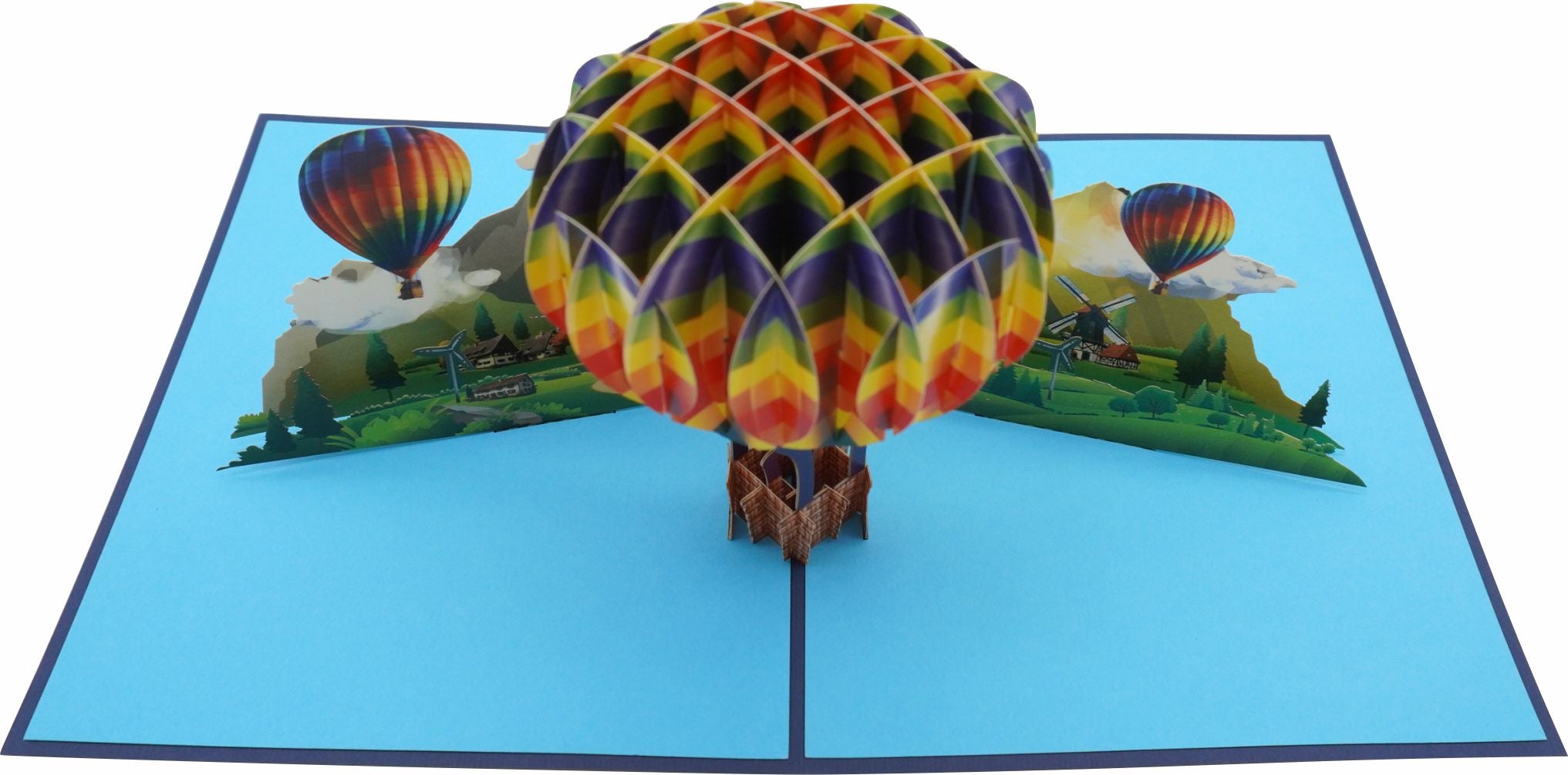 Nahaufnahme der aufgeklappten Pop-up-Karte mit buntem Heißluftballon über Bergen und Wolken.