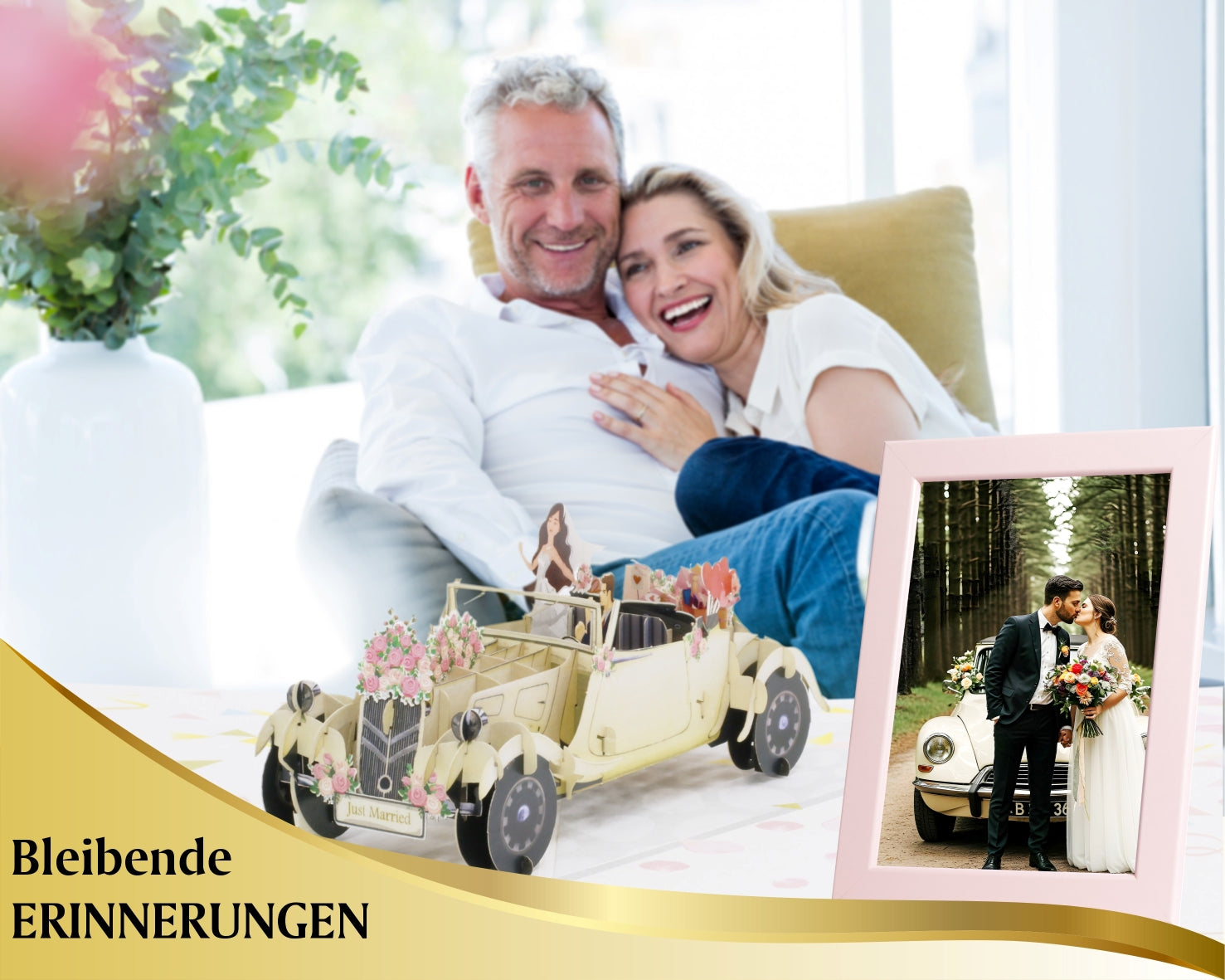 paar-auf-sofa-lachend-mit-erinnerungsbild-hochzeit