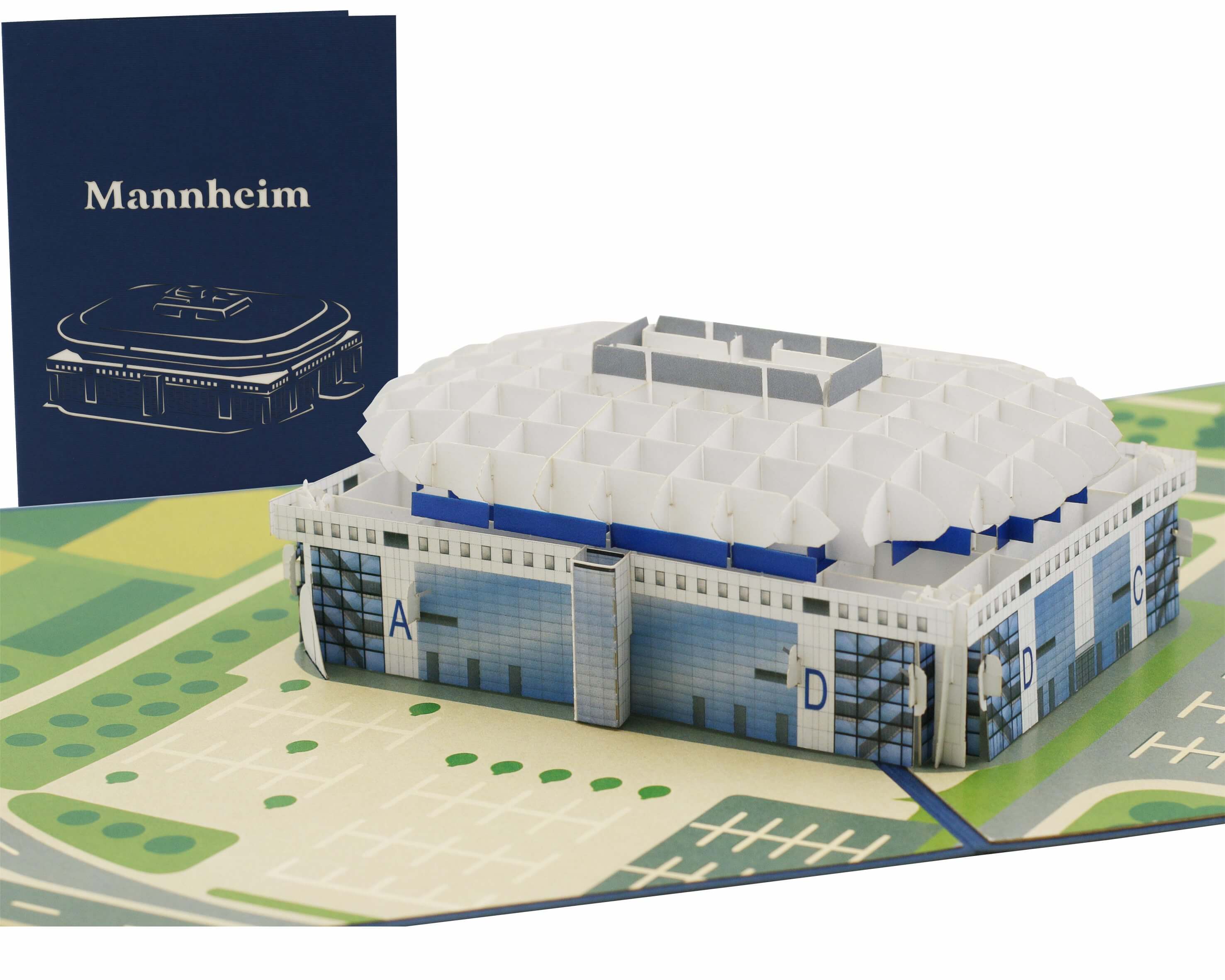 Pop Up Karte der Arena mit aufgefächertem Dach und mehreren Fassadendetails, im Hintergrund eine aufgeklappte Karte mit dem Schriftzug 'Mannheim' und einer stilisierten Arena-Zeichnung.