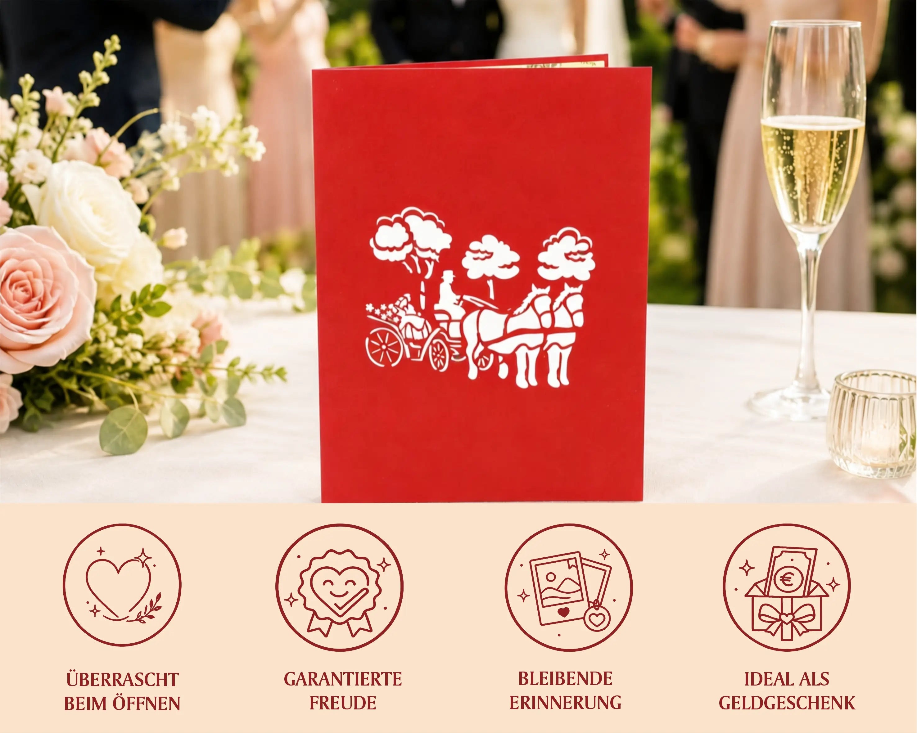 Rote Pop-up-Karte mit weißer Linienzeichnung einer Hochzeitskutsche auf einem festlich gedeckten Tisch vor Blumen und Sektgläsern